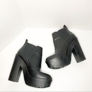 Kendall & Kylie chicc platform booties in black 🌸